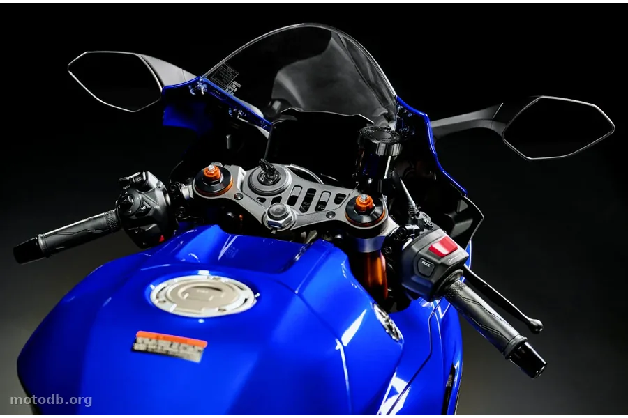 Yamaha R7 700