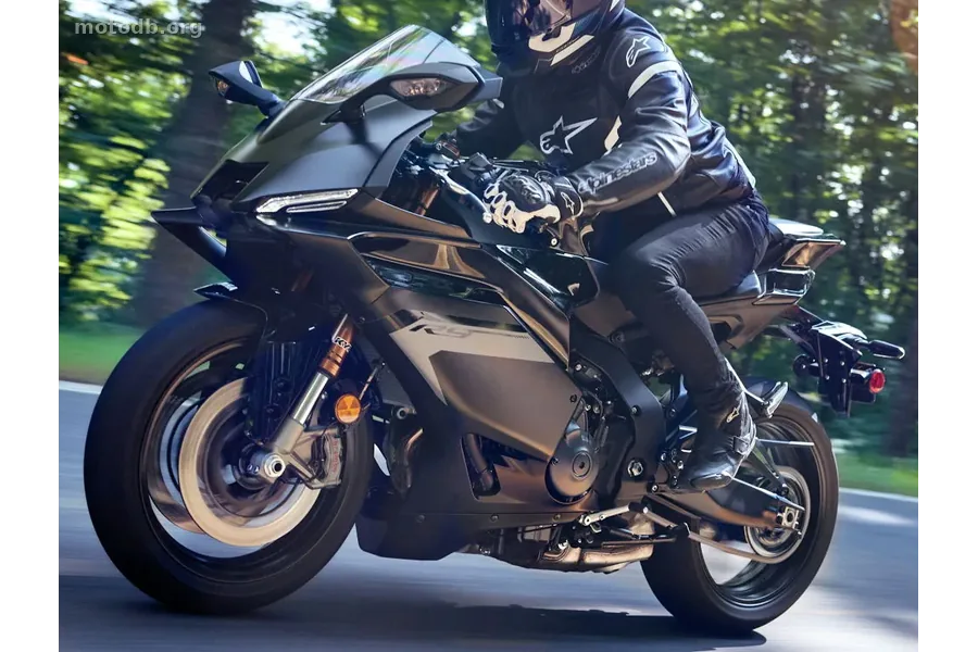 Yamaha R9 900
